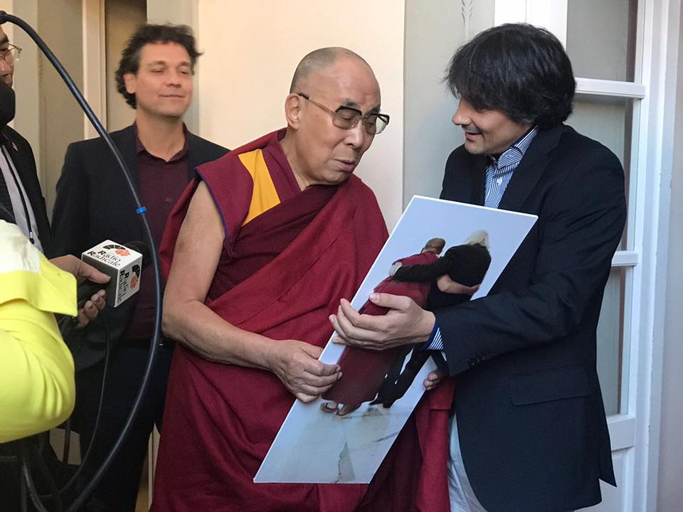 Il Dalai Lama riceve un dono in memoria di Marco Pannella