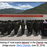 Formazione in stile militare di "lavoratori rurali in eccedenza" nella regione di Chamdo in Tibet, 30 giugno 2016. (Fonte: Adrian Zenz, Xinjiang’s Militarized Vocational Training System Comes to Tibet)